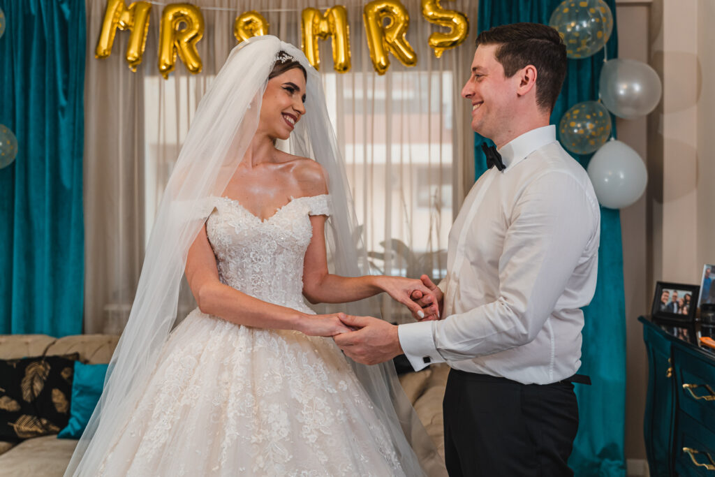 Prima întâlnire între mire și mireasa ii prezintă pe cei 2 miri la first look ul din ziua nunții, aceștia se tin strâns de mana, isi zâmbesc și se privesc în ochi