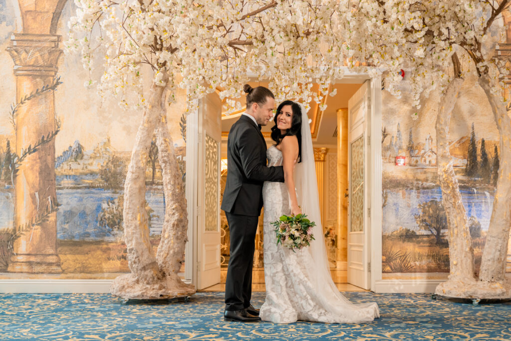 Miri într-un cadru elegant de nuntă, fotografiați într-un decor floral interior, într-un moment intim și natural