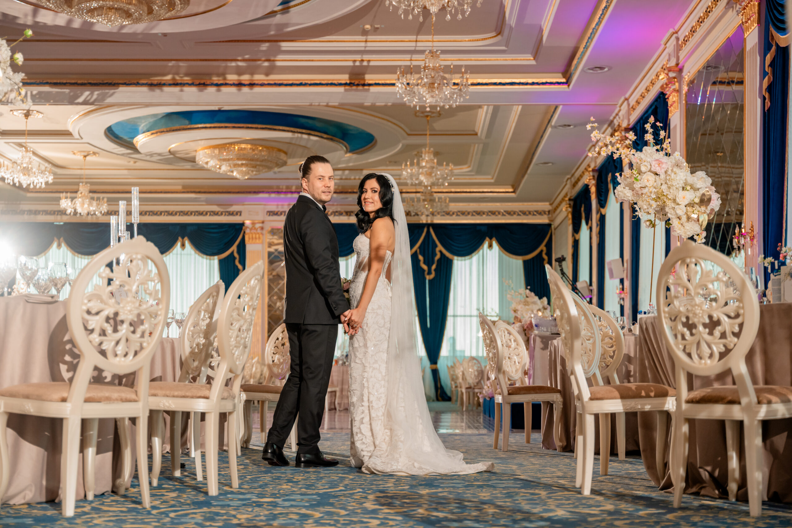 Mire și mireasă într-o sală elegantă de evenimente, fotografie de nuntă realizată într-un stil clasic și echilibrat