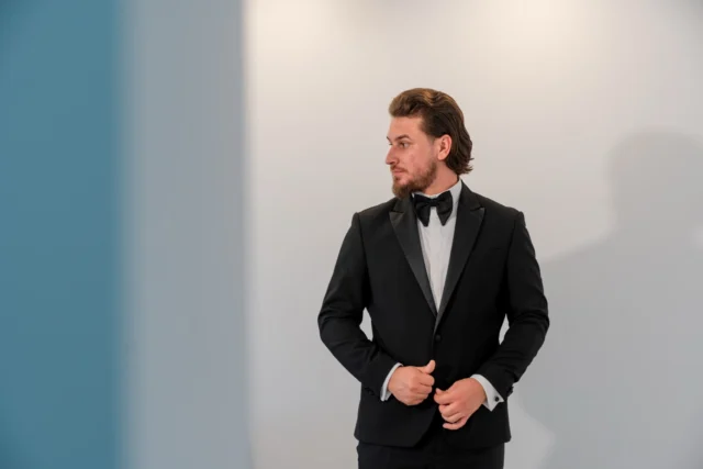 Pregătirea mirelui este unul dintre cele mai importante momente ale zilei nunții. Este acel timp în care emoțiile cresc, liniștea se împletește cu râsetele prietenilor apropiați, iar fiecare gest contează.

Florin și gașca lui au ales o pregătire minimalistă, clean și elegantă. Un spațiu aerisit, costume bine alese, un pahar ridicat pentru prietenie și multă energie pozitivă. Pas cu pas, pe măsură ce costumul prindea contur, emoțiile deveneau tot mai intense. Gândul era unul singur: momentul first look, clipa în care urma să o vadă pe Sabina.

Ca fotograf și videograf, îmi place să surprind aceste momente autentice – priviri sincere, gesturi simple, emoții reale. Pregătirea mirelui nu este doar un “warm-up”, este începutul poveștii din ziua cea mare.

Dacă îți dorești fotografii și video care spun exact povestea voastră, într-un stil natural, elegant și timeless, te aștept cu drag.

📍 Constanța | România
📸 Foto & Video Weddings | Events | Corporate
🌐 www.danmihailupescu.com
+4 0721 364 420

📩 Contactează-mă pentru a rezerva data voastră – locurile sunt limitate.