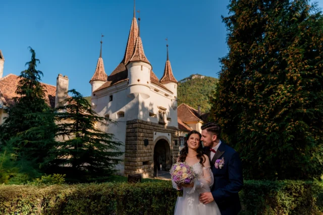 Raluca & Mihai, în ziua în care povestea lor a devenit oficial pentru totdeauna.
O sesiune foto de nuntă desfășurată în inima Brașovului, cu orașul vechi ca decor și munții care îmbrățișează fiecare cadru. Printre ziduri istorice, lumină caldă și emoții reale, am surprins o poveste sinceră, relaxată, ca un basm modern scris în pași mici, priviri și îmbrățișări.

Brașovul oferă acel mix perfect de eleganță, istorie și romantism, iar Raluca și Mihai au completat totul cu naturalețea lor. Fără grabă, fără rigiditate — doar doi oameni frumoși, conectați, trăind una dintre cele mai importante zile din viața lor.

Pentru mine, fotografia de nuntă înseamnă mai mult decât imagini frumoase. Înseamnă emoție, storytelling și amintiri care rămân vii peste ani.

Dacă visezi la o sesiune foto de nuntă sau de cuplu care să spună cu adevărat povestea voastră, în Brașov, Constanța sau oriunde vă duce inima, sunt aici.

📸 Dan Mihai Lupescu – fotograf & videograf
🌍 www.danmihailupescu.com

📞 Contact: 0721 364 420
Scrie-mi și hai să transformăm povestea voastră în imagini care contează.