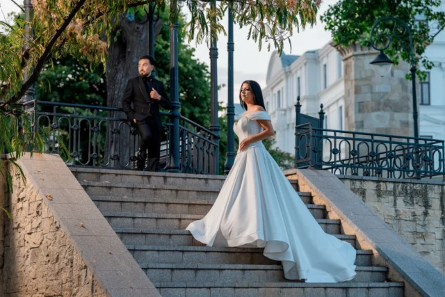 After wedding session cu Roxana & Levin, pe malul mării, în zona Cazinoului din Constanța, unde arhitectura clasică a clădirilor din vecinătate completează perfect povestea lor.
Pentru mine, acest tip de sesiune este despre libertate și timp. Timp să observ, să compun și să surprind emoții reale, fără ritmul alert al zilei nunții.

Îmi place mult să lucrez în această zonă a orașului: clădirile istorice, liniile elegante, spațiile deschise și lumina de seară creează un decor echilibrat, discret și extrem de fotogenic. Nu e doar Cazinoul în sine, ci întregul cadru din jurul lui care dă caracter imaginilor și le face să rămână actuale peste ani.

After wedding photo session în Constanța este, din punctul meu de vedere, alegerea ideală pentru cuplurile care își doresc fotografii naturale, classy și fără presiune, în care povestea lor să fie în prim-plan.

📍 Constanța | zona Cazinoului
🌐 www.danmihailupescu.com

📞 Contact: +40 721 364 420