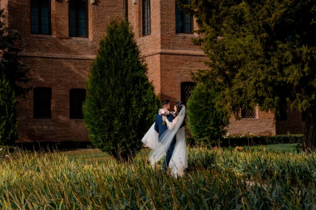 Raluca & Mihai 
Un after wedding photo shoot elegant, plin de liniște și emoție, surprins la Palatul Mogoșoaia, unul dintre cele mai frumoase locuri de lângă București.
Cărămida caldă, arcadele istorice și grădinile perfect ordonate au creat decorul ideal pentru o poveste de dragoste spusă fără grabă. După ziua nunții, rămân momentele. Iar aceste momente merită trăite și fotografiate pe îndelete.
After wedding-ul este despre voi, despre conexiune, despre imagini care rezistă în timp. Fără stres, fără program, doar lumină bună și emoție reală.

Palatul Mogoșoaia – Bucuresti
Photo & video storytelling: Dan Mihai Lupescu
www.danmihailupescu.com

Dacă îți dorești un after wedding photo session sau o ședință foto de cuplu cinematică, scrie-mi și hai să construim împreună povestea voastră.

#afterwedding #palatulmogosoaia #weddingphotographyromania #afterweddingsession #lovestory
