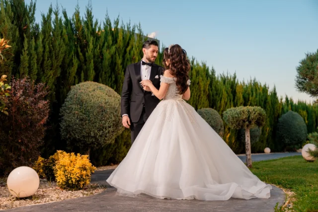 Emma & Petre 🤍
Un wedding day session exact așa cum trebuie: elegant, natural și plin de emoție, surprins într-un decor care completează perfect povestea lor. Lumina caldă de final de zi, grădina atent îngrijită și liniștea locului au creat cadrul ideal pentru imagini sincere, cu gesturi mici, priviri reale și momente care vor rămâne peste ani.

En Provence Constanța este genul de locație care oferă tot ce are nevoie un fotograf de nuntă: spațiu, lumină, perspective curate și o atmosferă relaxată, unde mirii pot fi ei înșiși. Iar Emma și Petre au știut să se bucure de fiecare secundă din această sesiune foto, fără grabă, fără presiune – doar ei doi.

Dacă îți dorești fotografii de nuntă care să spună povestea voastră exact așa cum este, cu naturalețe și stil, sunt aici să o documentez cap-coadă.

📍 Constanța | România
📩 Rezervări & detalii: www.danmihailupescu.com
📸 Dan Mihai Lupescu – fotograf nuntă Constanța