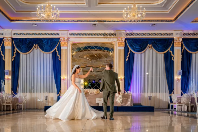 Elif & Eden — eleganță, rafinament și emoție pură 🤍

În ziua nunții lor, am creat împreună o sesiune foto care spune o poveste calmă, curată și sinceră, exact așa cum sunt ei.
Decorul spectaculos de la Aristocratos Ballroom – Mamaia, Constanța a completat perfect această atmosferă clasică, cu accente regale, lumină atent controlată și cadre care vor rămâne actuale peste ani.
Pentru mine, fotografia de nuntă înseamnă mai mult decât imagini frumoase — înseamnă momente trăite, priviri reale și o experiență în care mirii se simt relaxați și în siguranță în fața camerei.
Elif și Eden au fost exact asta: naturali, conectați, eleganți.

📩 Vrei ca povestea nunții tale să fie surprinsă la același nivel?

📞 Contact: 0721 364 420
🌐 www.danmihailupescu.com

#fotografnunta #weddingconstanta #aristocratosballroom #nuntaeleganta #danmihailupescu