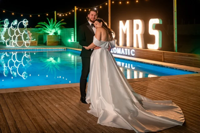 Sabina & Florin, în liniștea de dinaintea începerii poveștii.

Cu câteva momente înainte de sosirea invitaților, au ales să rămână doar ei doi, să respire, să se privească și să simtă pe deplin ziua pe care au creat-o împreună.

La Diplomatic Mamaia, lumina serii, apa și emoțiile au construit cadrul perfect pentru o sesiune foto de nuntă sinceră, elegantă și plină de sens.

Aceste momente sunt despre conexiune, calm și promisiuni nerostite – exact așa cum ar trebui să înceapă o zi de nuntă.

Dacă îți dorești o poveste spusă natural, cinematic și autentic, scrie-mi și hai să o creăm împreună.

📞 0721 364 420
🌐 www.danmihailupescu.com

#nunta #fotografnunta #diplomaticmamaia #weddingday #lovestory