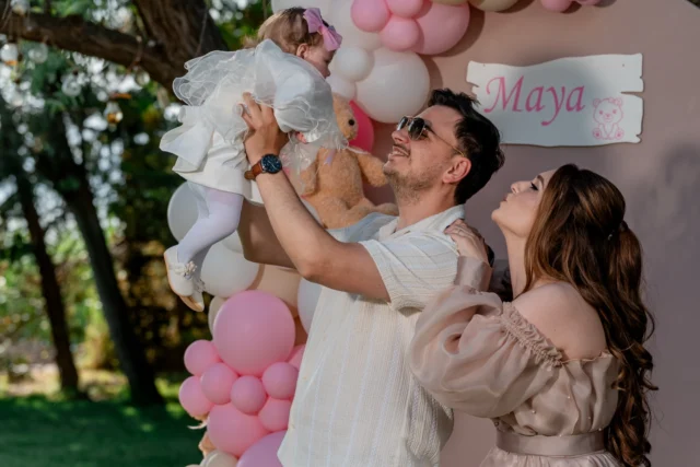 Un moment unic, plin de emoție și lumină 

Astăzi vă prezentăm botezul micuței Maya – o zi specială care a început cu ceremonia religioasă, a continuat cu momente intime alături de părinți și nași și s-a transformat într-o petrecere caldă, sinceră, plină de zâmbete și bucurie.

De la privirea ei curioasă în biserică, la îmbrățișările sincere și energia frumoasă a invitaților, totul a fost despre familie, iubire și amintiri create o dată în viață.
Petrecerea a avut loc la Imago Mamaia, un loc elegant, unde atmosfera relaxată a completat perfect această poveste de suflet.

În astfel de zile, lucrurile frumoase se întâmplă natural. Emoțiile se leagă singure, gesturile sunt sincere, iar fiecare cadru devine o mică poveste care capătă valoare odată cu trecerea timpului.

📸 Dacă urmează botezul copilului tău și îți dorești amintiri naturale, curate și pline de emoție, hai să povestim.

📩 Contact:
Dan Mihai Lupescu
📞 0721 364 420
🌐 www.danmihailupescu.com

#botez #botezmaya #fotografbotez #botezconstanta #danmihailupescu