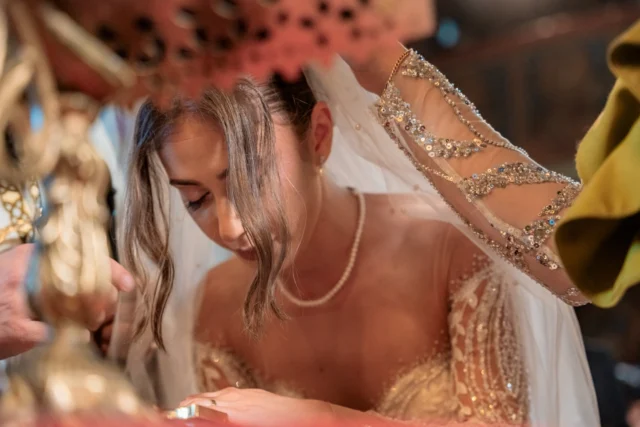 În biserică, timpul capătă o altă greutate. 

Pentru Andreea și Adrian, cununia religioasă a fost despre liniște, emoție sinceră și legătura care se așază dincolo de cuvinte. Priviri adânci, mâini strânse cu emoție, coroanele ținute cu respect și fiecare gest încărcat de semnificație au conturat un moment profund și intim.

Am ales să fotografiez discret, atent la ritmul slujbei și la reacțiile autentice, pentru ca fiecare cadru să păstreze exact atmosfera trăită acolo. 

Fără intervenții, fără repetiții — doar realitatea unei zile care contează.
Dacă îți dorești imagini care să spună povestea nunții tale așa cum a fost ea trăită, cu naturalețe și respect pentru moment, te invit să discutăm.

📩 Rezervări & detalii:
📞 +40 721 364 420
🌐 www.danmihailupescu.com

#nuntareligioasa #fotografnunta #cununiere #emotiireale #danmihailupescu