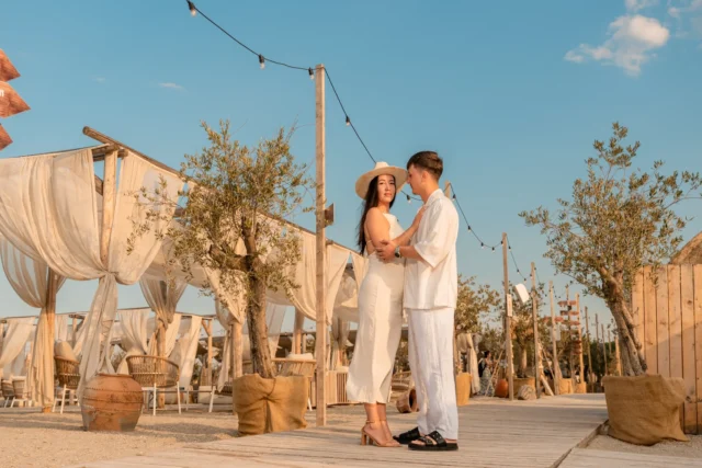 Pre-Wedding Melis & Ionuț | O poveste înainte de „DA”

Lumina caldă de apus, texturi naturale, mare, liniște și doi oameni care se aleg în fiecare zi.

Așa arată o sesiune pre-wedding gândită să fie reală, relaxată și elegantă – exact ca povestea lui Melis & Ionuț, surprinsă pe Neversea Beach, Constanța.

Aceasta nu este doar o ședință foto.
Este antrenamentul perfect înainte de ziua nunții:
vă obișnuiți cu camera descoperiți ce poziții vi se potrivesc creați imagini care vor rămâne în timp
construiți o conexiune naturală cu fotograful vostru.

Pălăria purtată în această sesiune a fost oferită de prietenii noștri de la Palariotii — pălării hand made, master quality, create cu grijă pentru fiecare detaliu.

📸 De ce să alegi o sesiune Pre-Wedding?
✔ Fotografii autentice, fără presiune
✔ Confort maxim în ziua nunții
✔ Conținut premium pentru invitații, decor, social media
✔ Amintiri înainte de „DA”

📍 Constanța | Mamaia | Plajă | Urban | Destinații speciale

📅 Date limitate pentru sezonul următor
📩 Scrie-mi în DM sau pe www.danmihailupescu.com și hai să planificăm povestea voastră, exact așa cum sunteți voi.

#preweddingconstanta #fotografnunta #lovestoryromania #danmihailupescu #neverseabeach