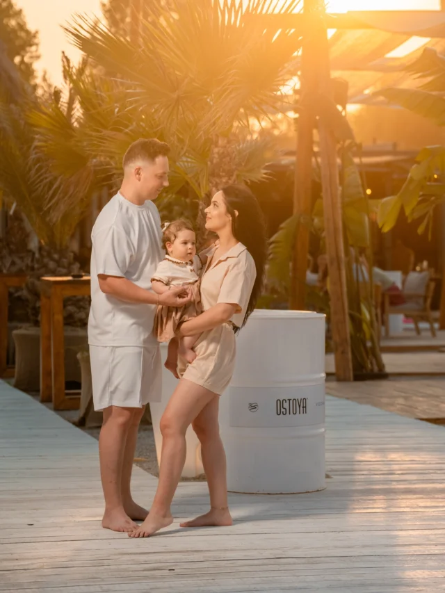 Alexandra & Mădălin, alături de fetița lor, într-o etapă frumoasă și sinceră din povestea lor 💛

O sesiune pre-wed & family pe plajă, la Play Beach Mamaia, unde liniștea mării, lumina caldă de seară și conexiunea dintre ei au făcut ca totul să curgă natural.

Nu e doar despre fotografii. E despre timp petrecut împreună, despre zâmbete mici, priviri care spun tot și amintiri care vor rămâne peste ani. Exact genul de cadre care cresc în valoare odată cu timpul.

Dacă îți dorești o sesiune foto de familie sau pre-wedding la mare, într-un cadru relaxat, fără presiune, sunt aici pentru voi.

📩 Rezervări & detalii:
www.danmihailupescu.com
📞 0721 364 420

#familysession #preweddingromania #playbeachmamaia #fotografconstanta #amintiricareconteaza