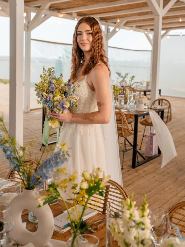 Un moment de liniște, chiar înainte ca invitații să sosească.

Nunta Andreea & Adrian a început cu o scurtă sesiune foto de acomodare, chiar la locație – timp prețios în care mirii s-au bucurat de spațiu, de lumină și de atmosfera creată special pentru ei 🌊

În acest timp, am fotografiat atât mirii în cadrul locației, cât și detaliile care definesc evenimentul: designul floral semnat Florarescu Events, decorul atent organizat de Eventopia Hub, toate puse în valoare de acest loc unic de la malul mării – Faleza 23 August.

Florile, texturile, marea și liniștea de dinainte au spus povestea înainte de primul toast.

Aceste momente sunt esențiale. Ele păstrează exact intenția și emoția evenimentului, înainte ca ziua să prindă ritm.

📩 Dacă îți dorești o poveste completă, spusă prin imagini încă din primele clipe, scrie-mi.

📞 Contact: 0721 364 420
🌐 www.danmihailupescu.com

#weddingromania #nuntaconstanta #fotografnunta #weddingphotographer #weddingdetails