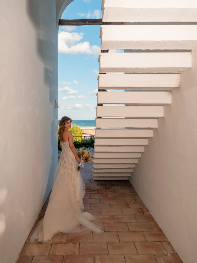 Pregătirile miresei spun mereu povestea începutului.

La Ruxi, totul a fost clean, modern și fără agitație 🤍

O mireasă sigură pe ea, cu alegeri simple și elegante, într-un spațiu luminos, cu mult alb, texturi naturale și liniște. Alături de prietenele ei, Ruxi a trăit exact acel timp prețios de dinaintea ceremoniei – râsete, emoții discrete, un pahar ridicat și rochia care așteaptă momentul potrivit.

📍 Nunta Ruxi & Ștefan
🏛 Hacienda de Mare, Olimp – o locație superbă, perfectă pentru pregătiri minimaliste și cadre aerisite, unde lumina face jumătate din fotografie.
✨ Eveniment organizat de Eventopia Hub

Îmi place să documentez aceste momente așa cum sunt ele: naturale, relaxate, fără presiune. Exact cum ar trebui să fie începutul unei zile care rămâne pentru totdeauna.

📩 Pentru fotografii și video de nuntă, evenimente private sau corporate:
www.danmihailupescu.com
📞 0721 364 420

#weddingphotography #bridalpreparations #weddinginspiration #destinationwedding #weddingday