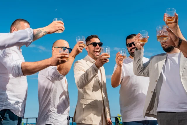 Pregătirile mirelui au propria lor energie.

La nunta Ruxi și Ștefan, începutul zilei a arătat exact așa cum trebuie: un mire relaxat, modern, sigur pe el, înconjurat de gașca lui bună. Fără stres. Fără agitație inutilă. Doar vibe bun, glume între prieteni și acel moment în care sacoul devine simbolul unei zile care îți schimbă viața.

Ștefan a avut acel echilibru perfect între eleganță și detașare. Iar dinamica dintre el și prietenii lui a creat cadre autentice, puternice, pline de energie masculină.
Locația? 

HACIENDA DE MARE – Olimp. O locație cu influențe mediteraneene, arcade albe, terase largi cu vedere către mare și o lumină naturală superbă. Un spațiu premium, aerisit, care oferă un fundal ideal pentru fotografii curate, elegante și cinematice.

Nunta Ruxi și Ștefan a fost organizată impecabil de Eventopia Hub, cu atenție la detalii și o viziune coerentă de la început până la final.

Pentru mine, pregătirile mirelui nu sunt doar o etapă din timeline. Sunt începutul poveștii vizuale. Sunt cadrele care definesc stilul, energia și personalitatea zilei.
Dacă vrei ca nunta ta să arate la acest nivel – elegant, natural și documentat profesionist – hai să discutăm.

📞 0721 364 420
🌐 www.danmihailupescu.com

#weddingphotographer #groompreparation #LuxuryWedding #weddingromania #destinationwedding