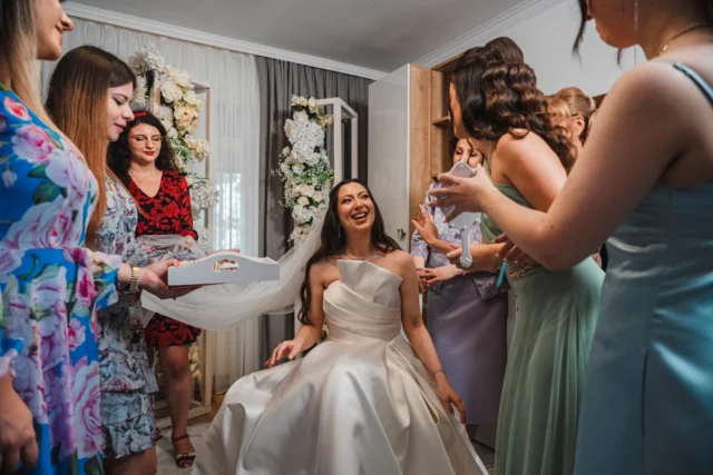 Maria & Ciprian 🤍
O zi trăită intens, exact așa cum trebuie să fie o nuntă completă.

Am început cu pregătirile de acasă – emoție autentică, prieteni aproape, energie bună încă din primele minute. Ciprian, relaxat și înconjurat de gașca lui. Maria, elegantă și luminoasă, cu acel zâmbet care spune tot.

Am continuat cu cununia civilă, momentul oficial în care povestea lor a prins contur legal, apoi cu ceremonia religioasă, într-un cadru solemn, cu lumină caldă și aranjamente florale spectaculoase care au completat perfect atmosfera.

Ședința foto a fost despre conexiunea lor. Rochia amplă, buchetele în tonuri de portocaliu și coral, costumul statement într-o nuanță puternică – toate au creat un contrast vizual puternic și memorabil. Fără regie excesivă. Doar ei doi, exact așa cum sunt.

Petrecerea a avut loc la Diplomatic Mamaia, una dintre cele mai apreciate locații premium de pe litoral. Un spațiu modern, cu deschidere către piscină, terasă elegantă și zone iluminate spectaculos pentru cadrele de noapte. Literele luminoase „LOVE”, deck-ul din lemn și atmosfera exclusivistă transformă fiecare eveniment într-un decor cinematic.

Primul dans în fum greu, tortul impresionant, energia invitaților și cadrele de noapte lângă piscină au închis perfect povestea lor.

Asta înseamnă pentru mine fotografia de nuntă:
un storytelling complet – de la emoția dimineții până la ultimele momente de pe ringul de dans.

Dacă vrei ca și nunta ta să fie documentată integral, cu atenție la detalii și o abordare profesionistă, hai să povestim.

📞 0721 364 420
🌐 www.danmihailupescu.com

#nuntaconstanta #DiplomaticMamaia #fotografnunta #weddingphotographer #nuntainromania