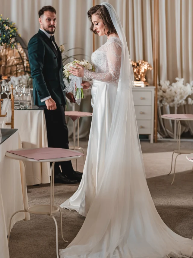 Raluca & Vlad 🤍

La Porto del Sole – Mamaia, ședința foto de la restaurant a fost momentul lor de liniște înainte ca seara să atingă intensitatea maximă. Cadre elegante, lumină caldă, detalii fine și priviri care spun tot.

Apoi a început petrecerea. Cu Yolo Band București pe scenă, ringul de dans a devenit centrul universului: energie pură, râsete sincere, aplauze, fum greu și artificii. O explozie de emoție și mișcare, exact așa cum arată o nuntă trăită la maximum.

Dacă îți dorești imagini care surprind atât rafinamentul, cât și adrenalina serii, hai să povestim despre ziua voastră.

📩 Programează o întâlnire și rezervă data evenimentului tău.
📞 0721 364 420

#weddingphotography #weddingday #weddingparty #brideandgroom #luxurywedding