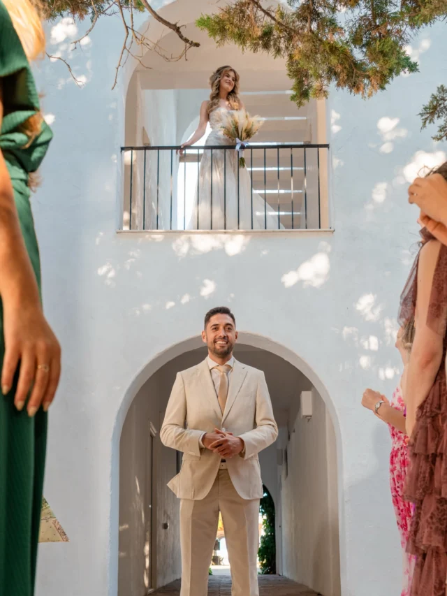 Ruxi & Ștefan 🤍

First look-ul lor a fost pur și intens – un moment în care privirile au spus totul. Sub arcadele albe de la Hacienda de Mare, emoția s-a transformat natural într-o ședință foto elegantă, cu lumină caldă și un decor minimalist, perfect pus în valoare.

Întreaga nuntă a avut loc la Hacienda de Mare, Olimp – o locație cu arhitectură mediteraneană, curți interioare aerisite și un cadru rafinat, ideal pentru fotografii memorabile.

Vrei un first look care să rămână peste ani?
📞 0721 364 420

#weddingphotography #firstlook #brideandgroom #weddinginspiration #luxurywedding