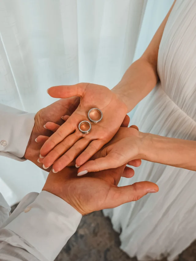 Alexandra și Sergiu 🤍

O dimineață liniștită într-un hotel din Jupiter, aproape de Mangalia. Au ales pregătiri minimaliste – doar ei doi, emoții sincere și gesturi simple care spun tot.

Buchetul delicat, realizat de Manufaktura Flowers Constanța, completează perfect stilul lor natural și elegant.

Slujba din Biserica Catolică Mangalia a fost plină de lacrimi discrete, zâmbete și momente autentice. Exact genul de emoție pe care îmi place să o documentez ca fotograf de nuntă pe litoral.

Dacă îți dorești fotografii reale, curate și pline de sens, hai să povestim despre ziua voastră.

📩 www.danmihailupescu.com
📞 0721 364 420

#nuntaconstanta #weddingphotography #miri2026 #weddingromania #fotografdenunta