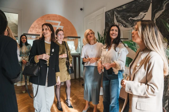 Trilogy of Luxury – Constanța

În eleganta locație Zoiss Home Design, evenimentul „Trilogy of Luxury” a adus împreună bijuteriile KULTHO Forever Diamonds, creațiile din cașmir semnate Laura Hîncu și un public care apreciază rafinamentul autentic.

Experiența a fost completată de Taste-it Events & Catering, unde fiecare preparat finger food a fost prezentat ca o piesă de artă – detalii fine, plating impecabil, gust și estetică la cel mai înalt nivel.

Am surprins foto & video un eveniment premium, cu energie, personalitate și branding construit atent în fiecare cadru.

Organizezi un eveniment corporate sau o lansare de produs?
Hai să îl transformăm într-o experiență vizuală memorabilă.

📞 0721 364 420
🌐 www.danmihailupescu.com

💬 Scrie în comentarii LUXURY și îți trimit în privat detalii despre pachetele corporate + un bonus special pentru următorul tău eveniment.

#luxuryevent #corporateevent #fashionevent #constantaevents #brandexperience