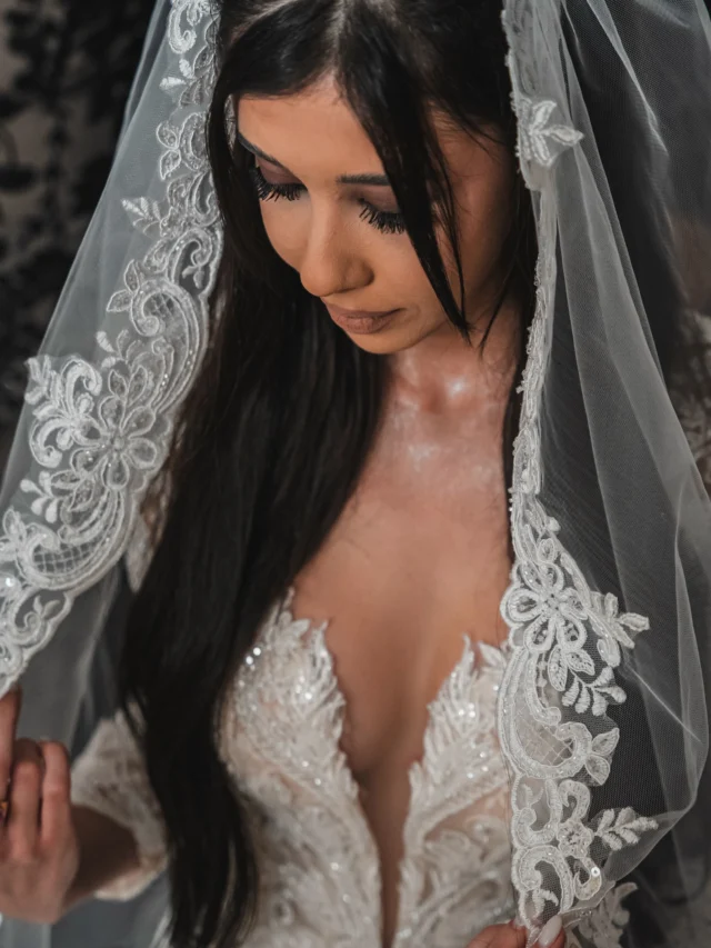 Astăzi vă invităm în culisele unui moment special: pregătirile mirilor Alexandra și Sebastian.

Dimineața nunții începe întotdeauna cu emoții, liniște și acele detalii care spun povestea întregii zile. Sebastian își pregătește costumul elegant într-o nuanță puternică de verde, ajutat de prietenii apropiați, în timp ce Alexandra descoperă rochia care urmează să o transforme în mireasă. Între lumină de fereastră, materiale fine, gesturi atent calculate și emoții sincere, fiecare cadru surprinde începutul unei zile pe care nu o vor uita niciodată.

Aceste momente intime sunt fundamentul fiecărei povești de nuntă — clipe reale, naturale, care dau tonul întregului eveniment.

Dacă îți dorești ca povestea nunții tale să fie surprinsă într-un stil cinematic, elegant și autentic, scrie-ne și hai să planificăm împreună ziua voastră specială.

📩 Pentru rezervări și informații:
www.danmihailupescu.com
📞 0721 364 420

💬 Lasă în comentarii cuvântul „EMOȚIE” iar noi îți trimitem în privat un mic cadou pentru viitorii miri: o ofertă specială + idei pentru ședința foto de nuntă.

#weddingphotography #weddingday #bridetobe #groomstyle #weddingmoments