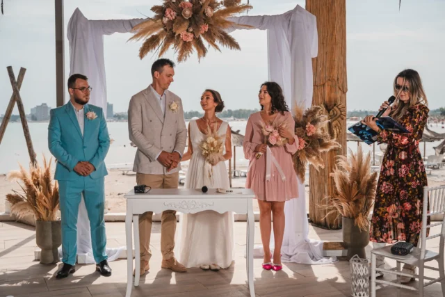 Alexandra și Sergiu 🤍

O ceremonie civilă scăldată în soarele verii, cu marea și nisipul drept decor natural. Momentul a fost organizat cu eleganță de Roxana și echipa La Boheme Events, într-o atmosferă relaxată și plină de emoție.

Am continuat povestea lor prin câteva cadre din ședința foto realizată în cadrul complexului hotelier Turquoise din Venus, iar finalul serii a venit cu momente speciale lângă piscină: tortul mirilor și un spectaculos foc de artificii care a luminat cerul nopții.

Dacă visezi la o nuntă pe litoral și vrei ca fiecare moment să fie surprins în imagini autentice, hai să povestim despre evenimentul tău.

Scrie-mi un mesaj pentru disponibilitate și pachete foto-video.

Lasă în comentarii cuvântul “MARE” și îți trimitem informații despre ofertele speciale pentru nunți pe litoral.

📞 0721 364 420
🌐 www.danmihailupescu.com

#weddingphotography
#weddingphotographer
#beachwedding
#weddingday
#lovestory