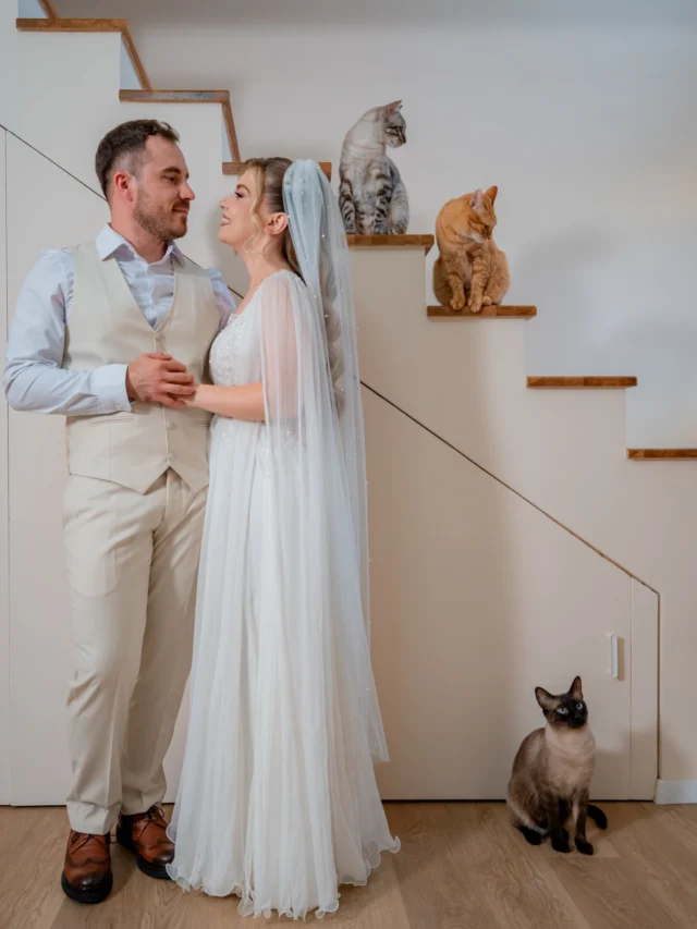 Acasă, într-un decor minimalist, luminos și relaxat, au început pregătirile Sabinei și ale lui Ionuț. După first look, au urmat câteva momente tandre doar pentru ei doi, alături de pisicile lor, care au făcut totul și mai personal, mai cald și mai autentic.

Ziua a mers mai departe către ceremonia religioasă, unde emoția sinceră, privirile și gesturile lor au dat și mai multă profunzime unei povești elegante și pline de însemnătate.
Dacă vă doriți fotografii de nuntă naturale, curate și sincere, hai să povestim despre ziua voastră. Scrie în comentarii „PISICI” și îți trimit mai multe detalii despre pachetele foto-video pentru nunți.

www.danmihailupescu.com
0721 364 420

#weddingphotography #bridetobe #weddingday #romaniawedding #nuntainromania