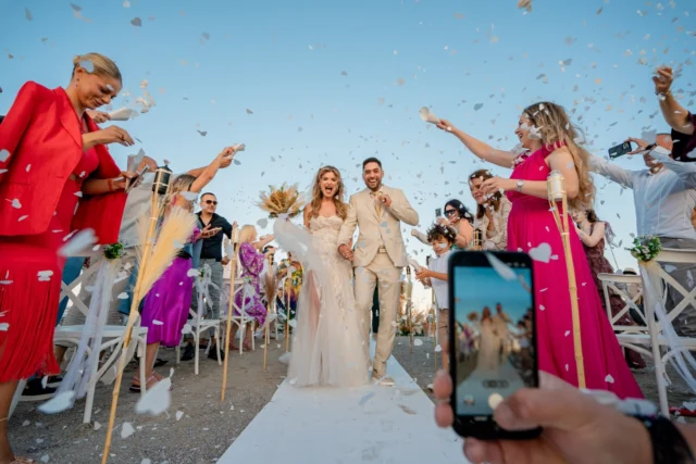 Ruxi și Ștefan au avut o ceremonie religioasă superbă, chiar pe plajă, cu marea aproape, nisipul sub pași și lumina caldă de seară completând perfect atmosfera. 

La Hacienda de Mare, emoția ceremoniei, dansul mirilor și momentul tortului au curs firesc, într-o poveste elegantă și relaxată. Evenimentul a fost organizat de Eventopia Hub, iar atenția pentru detalii s-a simțit de la început până la final.

Genul acesta de nuntă la mare are un farmec aparte, iar fotografiile păstrează exact energia acestor momente sincere și frumoase. Dacă vă doriți și voi o poveste foto-video completă pentru ziua voastră, vă aștept să povestim.

www.danmihailupescu.com
0721 364 420

#beachwedding #weddingphotographer #weddingromania #nuntalamare #weddingphotography