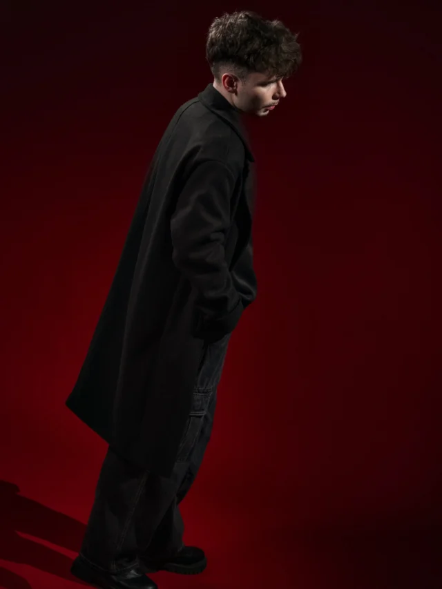 Un contrast puternic între lumină și umbră, mișcare și liniște.

Mihai în studio, într-o serie care explorează expresia, atitudinea și detaliul — de la cadre statice, minimaliste, până la dinamica motion blur-ului care adaugă energie fiecărei imagini.

Fundalul roșu intens și cadrele monocrome creează un mix vizual cinematic, în care fiecare poziție spune o poveste diferită. Styling clean, lumină controlată și focus pe expresie — exact genul de shooting care transformă un simplu portret într-un statement vizual.
Dacă vrei și tu o ședință foto în studio care să iasă din tipare, scrie-mi și construim împreună conceptul.
Lasă un 🔴 în comentarii și îți trimit detalii + ofertă personalizată.

📩 www.danmihailupescu.com
📞 0721 364 420

#studiophotography #portraitphotography #photoshoot #creativeportrait #moodytones