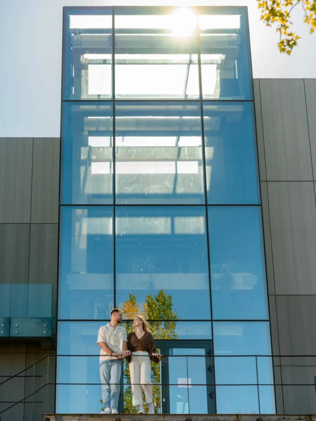 Monalisa și Andrei, un save the date exact așa cum îmi place mie să îl fotografiez. Relaxați, naturali, cu multă energie și cu chef de viață. Nicio presiune, nicio poză forțată, doar ei doi exact așa cum sunt.

Am ales fațada de sticlă de la The Place Mamaia pentru că oferă un vibe modern și curat. Liniile simple, reflexiile și lumina puternică au completat foarte bine dinamica lor și au creat un contrast interesant între spațiu și emoție.

Pentru mine, genul acesta de ședință nu înseamnă doar niște fotografii frumoase. Este despre acomodare, despre încredere și despre acel moment în care începi să te simți natural în fața camerei înainte de ziua nunții.

Dacă vrei și tu o ședință care să te reprezinte cu adevărat, scrie-mi și îți povestesc exact cum lucrăm.
Lasă-mi un mesaj sau un comentariu și îți trimit toate detaliile.

📩 www.danmihailupescu.com
📞 0721 364 420

#prewedding #savethedate #coupleshoot #lovephotography #constanta