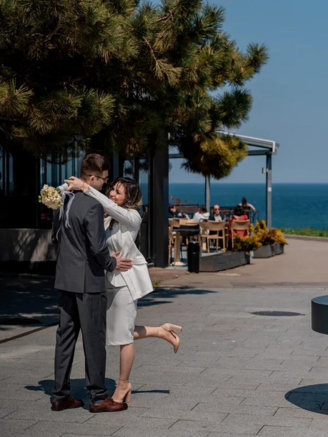 Hatice și Ionuț 🤍

O plimbare simplă pe pietonala din Constanța, dar cu acel vibe care nu se regizează. Lumină clară de coastă, briza mării și două priviri care spun tot.

După cununia civilă, am păstrat lucrurile naturale. Fără presiune, fără poziții forțate. Doar ei doi, pași relaxați, râsete spontane și momente care curg firesc.

Cadrele astea nu sunt doar fotografii sunt exact starea de după „da”, liniștea aia frumoasă în care începe totul.
Îmi place genul acesta de ședință: aproape de mare, în lumină dură dar controlată, cu contraste curate și emoții reale. Acolo unde fotografia devine memorie.

Dacă vrei și tu un astfel de vibe pentru evenimentul tău, scrie-mi și îți arăt cum putem construi împreună povestea ta.

Lasă-mi în comentarii cuvântul „NUNTĂ” și îți trimit detalii + ofertă personalizată.

📩 www.danmihailupescu.com
📞 0721 364 420

#nuntaconstanta #fotografnunta #sedintafoto #weddingromania #miri2026