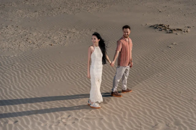 Andrada și Robert într-un cadru simplu, dar cu multă personalitate. 

O plajă sălbatică, bărci vechi trase pe nisip, vânt puternic și o lumină care schimbă tot de la un moment la altul.

Nu am urmărit perfecțiunea, ci naturalețea dintre ei. 
Vântul le-a dat mișcare, nisipul a adăugat textură, iar toată atmosfera a devenit parte din poveste. Exact genul de ședință care nu doar arată bine, ci se simte.

Save the Date înseamnă mai mult decât niște fotografii frumoase. Este momentul în care vă obișnuiți cu camera, cu mine, cu energia dintr-o ședință foto. Iar asta se vede clar mai târziu, în ziua nunții.

Dacă îți dorești cadre reale, cu emoție și un vibe cinematic, asta construim împreună.

Programele pentru 2026 sunt aproape ocupate. Scrie-mi și verificăm disponibilitatea.

Lasă un comentariu cu “SAVE” și îți trimit detalii + idei pentru ședința ta foto.

www.danmihailupescu.com
+40 721 364 420

#savethedate #sedintafoto #fotografnunta #nuntaconstanta #weddingphotography