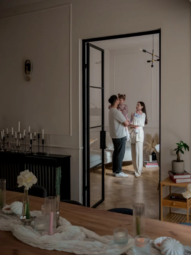 Lidia și Alex, alături de cei doi copii ai lor, într-o ședință foto de familie relaxată, construită în jurul interacțiunilor naturale dintre ei.

Am fotografiat momentele simple dintre părinți și copii, gesturile spontane, energia fetiței și liniștea celui mai mic membru al familiei. URBAN HUB Constanța a completat foarte bine atmosfera prin interiorul modern, lumina naturală, tonurile neutre și elementele elegante din lemn, sticlă și metal.

Vrei fotografii de familie realizate într-un cadru modern și fără poziții rigide? Trimite-mi un mesaj pentru detalii și programări.

Salvează postarea și trimite-o unei familii care își dorește o astfel de ședință foto.

0721 364 420
www.danmihailupescu.com

#fotografconstanta #sedintafotofamilie #fotografdefamilie #urbanhubconstanta #fotografieromania