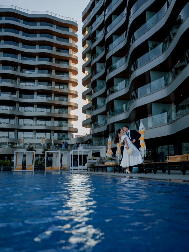 Mara și Ioan, într-o ședință foto relaxată, exact în stilul lor.

Ceremonia civilă a avut loc la Cazinoul din Constanța, iar mai târziu ne-am mutat în Mamaia Nord, la Crowne Plaza, unde am profitat de arhitectura modernă a hotelului, interioarele elegante, zona piscinei și lumina foarte bună de final de zi.

Pentru acest carusel am ales doar cadrele realizate la locație: portrete, detalii, reflexii, linii arhitecturale și câteva momente spontane dintre ei.

După ședința foto a urmat petrecerea, într-un cadru restrâns, alături de familie și prieteni.

Pregătiți cununia civilă sau nunta și vă doriți fotografie și videografie realizate într-un stil modern, natural și atent la detalii? Scrieți-ne pentru disponibilitate și ofertă.

Calendarul pentru evenimentele 2026 și 2027 este deschis. Contactați-ne din timp pentru rezervarea datei.

0721 364 420
www.danmihailupescu.com

#fotografconstanta #fotografnunta #cununiacivila #fotografmamaia #weddingphotographyromania