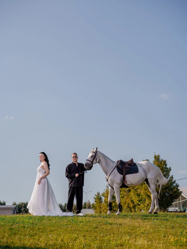 O ședință Pre-Wedding / Save the Date nu înseamnă doar fotografii frumoase înainte de nuntă. Este ocazia perfectă pentru ca mirii să se acomodeze cu aparatul foto, cu modul nostru de lucru și să intre mult mai relaxați în ziua evenimentului.

Andra și Bogdan au ales pentru ședința lor foto Black Sea Horses, un cadru complet diferit, cu mult spațiu, lumină, natură și, bineînțeles, cai. Din combinația dintre ținutele lor, decor și atmosfera locului a ieșit o serie de imagini cu multă personalitate.

Un mulțumesc special și lui Silver, care a avut răbdare cu noi și a fost un partener de ședință foto impecabil. Restul poveștii se vede cel mai bine în imagini.

Dacă aveți nunta programată în 2026 sau 2027, puteți rezerva din timp serviciile foto-video și ședința voastră Pre-Wedding / Save the Date.

Pentru disponibilitate, detalii și pachetele foto-video, trimiteți-mi un mesaj sau contactați-mă direct.

📞 0721 364 420
🌐 www.danmihailupescu.com

#fotografnuntaconstanta #sedintafotoprewedding #savethedate #fotografnunta #nuntaconstanta