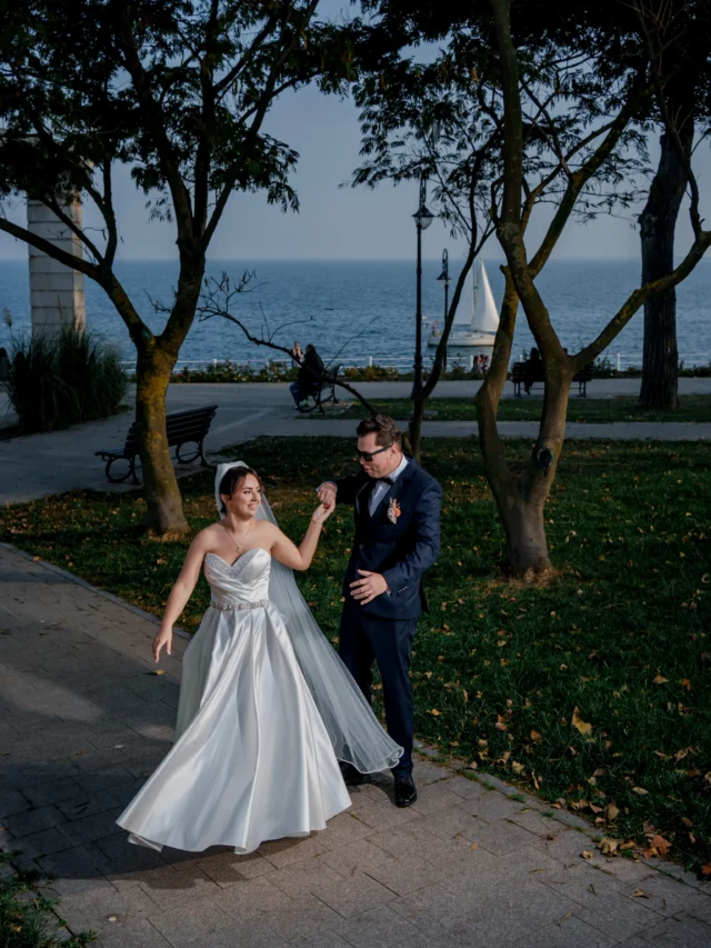 Andreea & George | Ședință foto în ziua nunții, la Cazinoul Constanța

30–40 de minute, doi miri relaxați și una dintre cele mai frumoase zone din Constanța!

Pentru ședința foto din ziua nunții, Andreea și George au ales zona Cazinoului Constanța, aproape de faleză, cu marea pe fundal și o lumină superbă de după-amiază.

Am profitat de fiecare minut pentru câteva portrete elegante, puțină joacă, zâmbete și momente cât mai naturale. Fără complicații, fără poziții forțate, doar ei doi și multă bună dispoziție!

O ședință foto reușită nu trebuie să dureze ore întregi. Contează atmosfera, comunicarea și să te bucuri de moment!

Voi cât timp ați aloca ședinței foto în ziua nunții? 30 de minute sau o oră?

Pregătiți nunta în 2027? Hai să discutăm din timp despre serviciile foto-video și povestea voastră!

Dan Mihai Lupescu | Fotograf & Videograf

0721 364 420

www.danmihailupescu.com

#fotografnunta #fotografconstanta #nuntaconstanta #weddingphotography #weddinginspiration