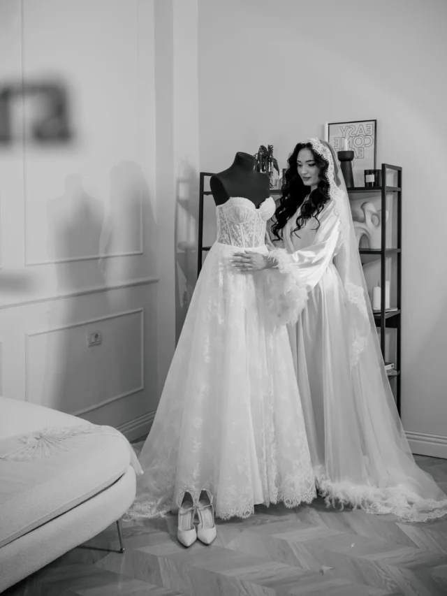 Pregătirile miresei sunt printre momentele mele preferate din ziua nunții. Iar Andra a avut parte de un început de zi exact așa cum trebuie: câteva clipe de liniște, emoții, zâmbete și timp doar pentru ea, înainte de a îmbrăca rochia de mireasă.

Am surprins aceste momente în superba casă Urban HUB din Constanța, într-o atmosferă relaxată, alături de persoanele dragi, înainte ca ziua nunții cu Bogdan să intre în ritmul ei.

Urban HUB Constanța, locația pregătirilor 
Lady în Bucătărie, prăjituri și bunătăți 
Amera Events, aranjamente florale

Fiecare mireasă merită câteva momente doar pentru ea în dimineața nunții. Noi avem grijă ca acestea să rămână și în fotografii.

Pregătești nunta pentru 2027? Rezervările pentru serviciile foto și video sunt deschise. Hai să discutăm despre evenimentul vostru!

Dan Mihai Lupescu | Fotograf & Videograf 
0721 364 420 
www.danmihailupescu.com

#fotografnunta #fotografconstanta #nuntaconstanta #weddingphotography #pregatirilemiresei